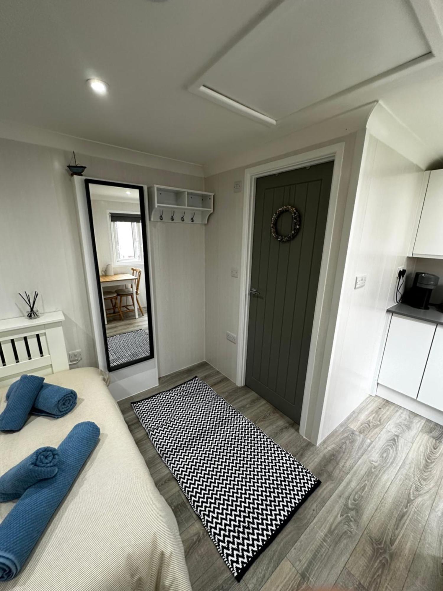 Peaceful Southbourne Studio - Pets Welcome Борнмут Экстерьер фото